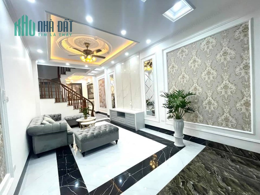 HOT- Bán gấp nhà Trung Tâm Cầu Giấy, 40M2, 4 Tầng Nội Thất Sang Trọng, 2 Thoáng, Gần Ô Tô