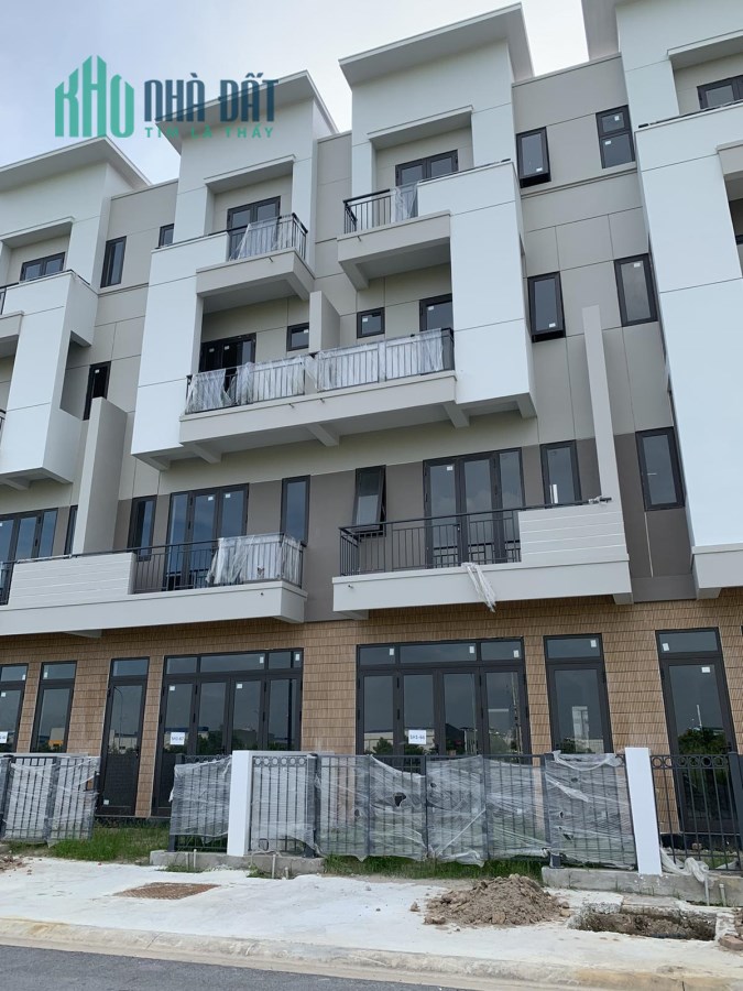 shophouse nhà 4 tầng hoàn thiện mặt ngoài đẹp chuẩn Singarpore tại KCN Vsip