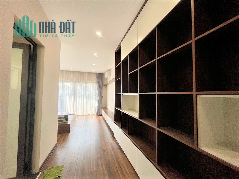 Bán nhà đường Đức Giang DT 49m, MT 4.4m, 5 tầng lô góc ngõ ô tô