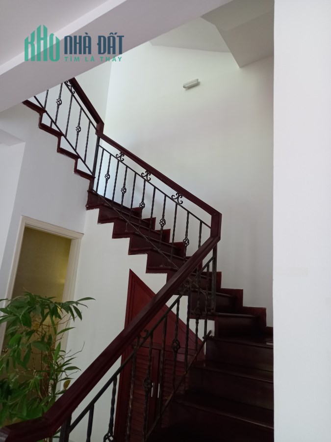 BÁN NHÀ HOÀNG HOA THÁM THOÁNG 4 MẶT VÀI MÉT RA PHỐ GẦN CHỢ .