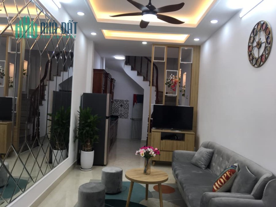 BÁN NHÀ NGUYỄN CHÍNH, HOÀNG MAI - Ô TÔ TRÁNH - THOÁNG SÁNG - ĐẸP KHÔNG TÌ VẾT - HƠN 3 TỶ.