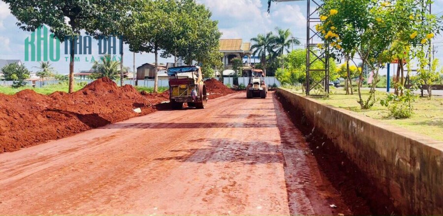 Nằm ngay trung tâm Phú Riềng sổ sẳn, mặt tiền 4 triệu/m2