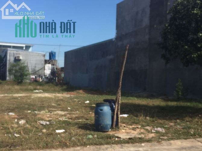 Ngân hàng thanh lí trọ 4 dãy giá rẻ và 200m2 đất kề kcn dân cư, chỉ 525tr bao sổ