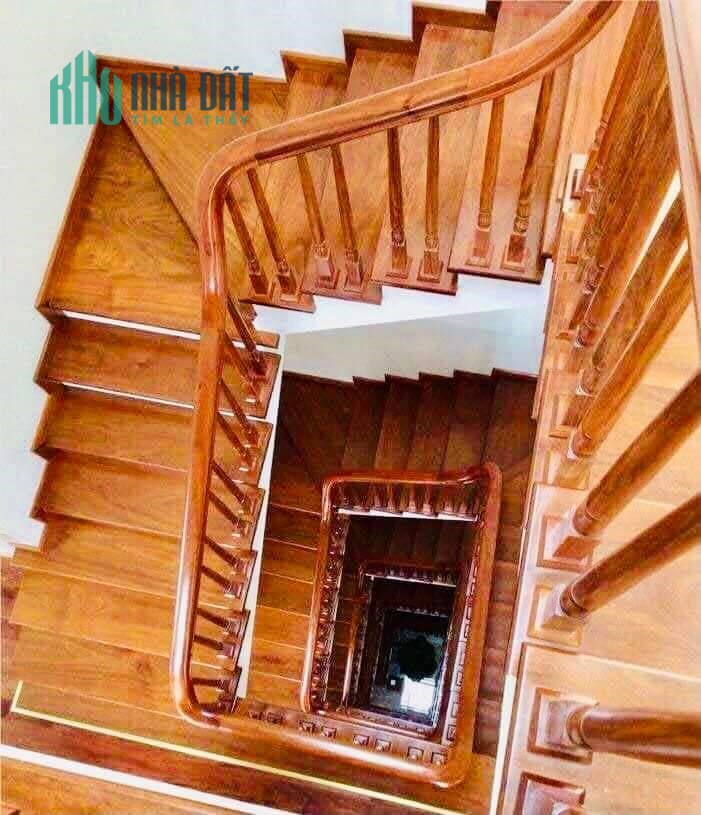 Nhà Nguyễn Văn Cừ, 40mx5T, 4,75 tỷ, gara, kinh doanh.