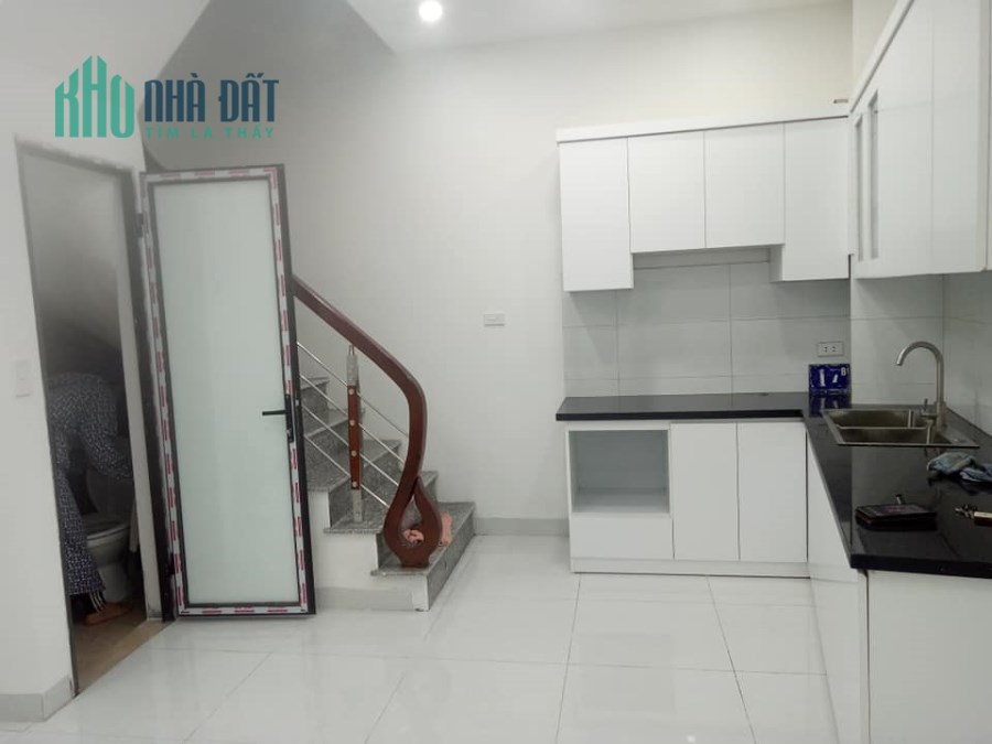 Cần bán gấp nhà ngõ 182 Bạch Đằng giá 3.85 tỷ, 40mx5T, đẹp ở luôn
