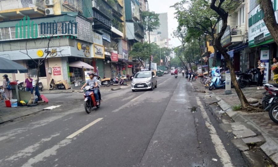 Bán nhà mặt phố Châu Long 300m2, MT 11m, vị trí vàng giá chỉ hơn 200tr/m2.