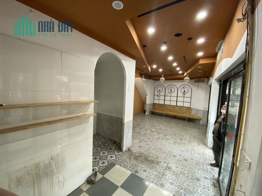 Cho thuê nhà mặt phố Quán Thánh 55m2, MT 10m, thông sàn, 20 triệu/tháng. LH: 0818011234