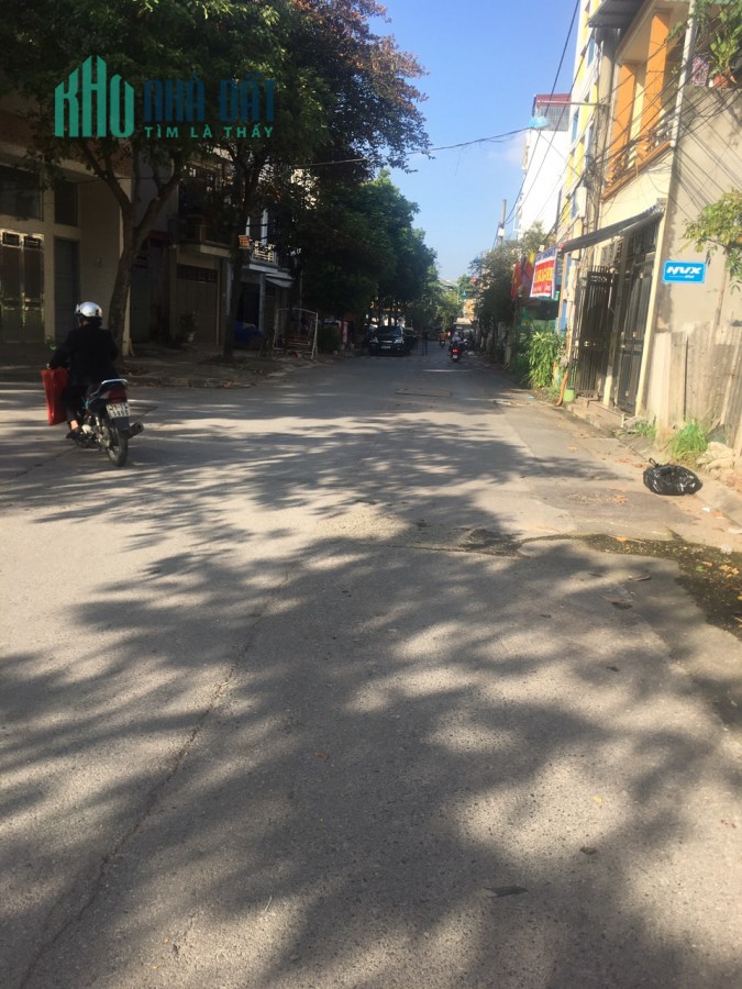 Bán mảnh đất rất đẹp, KD tốt tại khu TĐC Xóm Lò, Thượng Thanh, LB. DT: 47m, đường 12m, vỉa hè rộng