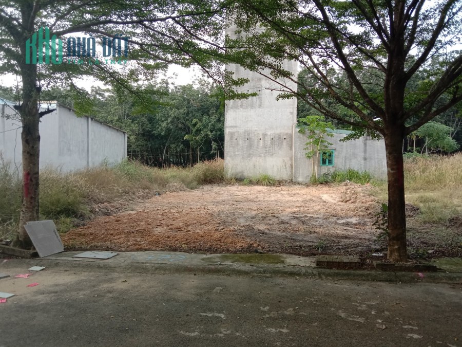 Chính chủ bán nhà 150m2 và 300m2 đất gần Quốc lộ 13 dân đông bán gấp giá rẻ