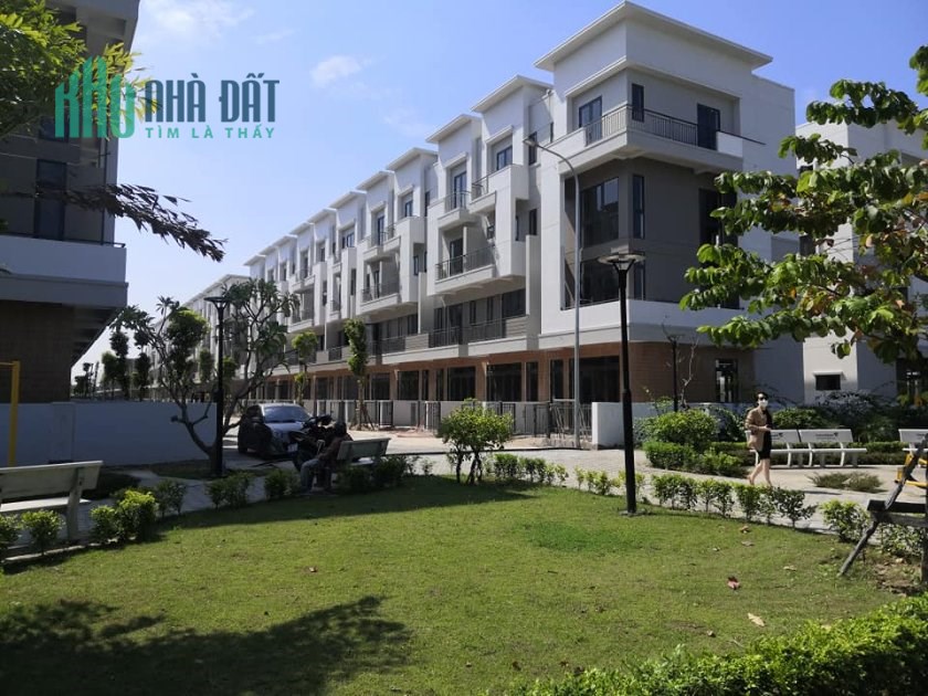 shophouse 4 tầng chân đế 9 tòa chung cư tại trung tâm thành phố Từ Sơn. giá 3,xx tỷ