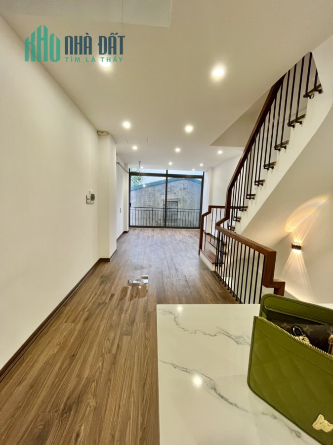 Cần bán nhà phân lô ngõ 279 phố Đội Cấn dt 45 m2 x 5 t mới tinh giá 5,5 tỷ