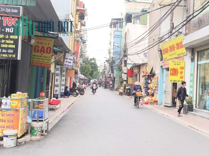 Bán nhà 3 tầng mặt phố kinh doanh Trâu Quỳ, hơn 80m2 chia đôi được giá thỏa thuận.