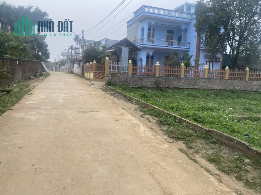 Bán gấp 199m2 cách trục chính thôn 3 Phú Cát chỉ 100m. LH: 0977234623