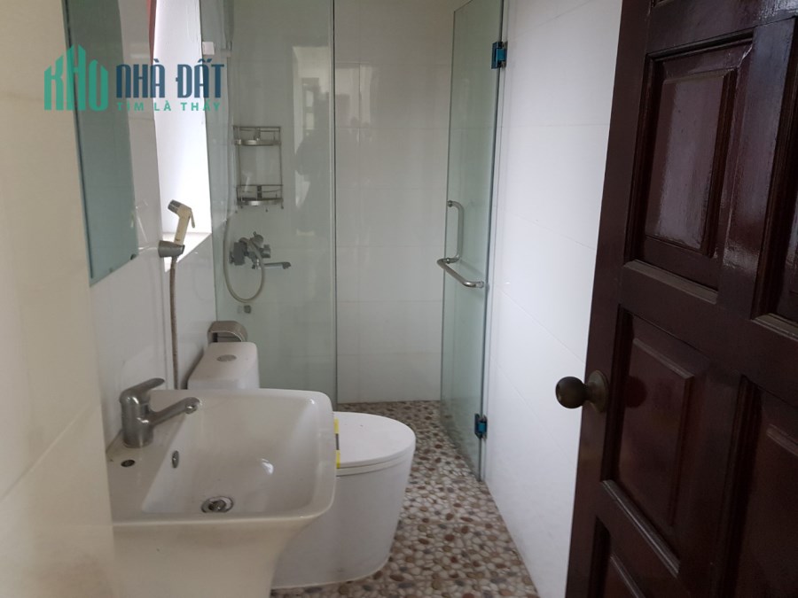 Cho thuê nhà mặt phố Nguyễn Trung Trực 50m x 4 tầng ,thang máy, MT 16m, 27 triệu, thông sàn
