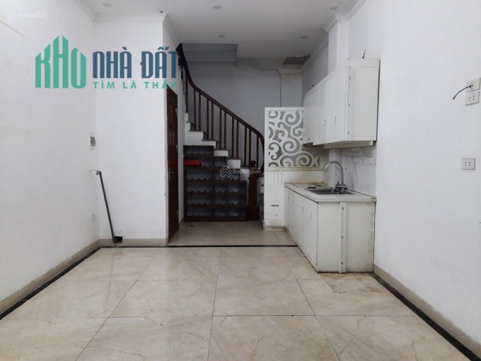 Bán nhà số 6 ngõ 73 phố Nguyên Hồng. DT 32 m2 x 4T, ô tô cách 20m, giá 4,4 tỷ.