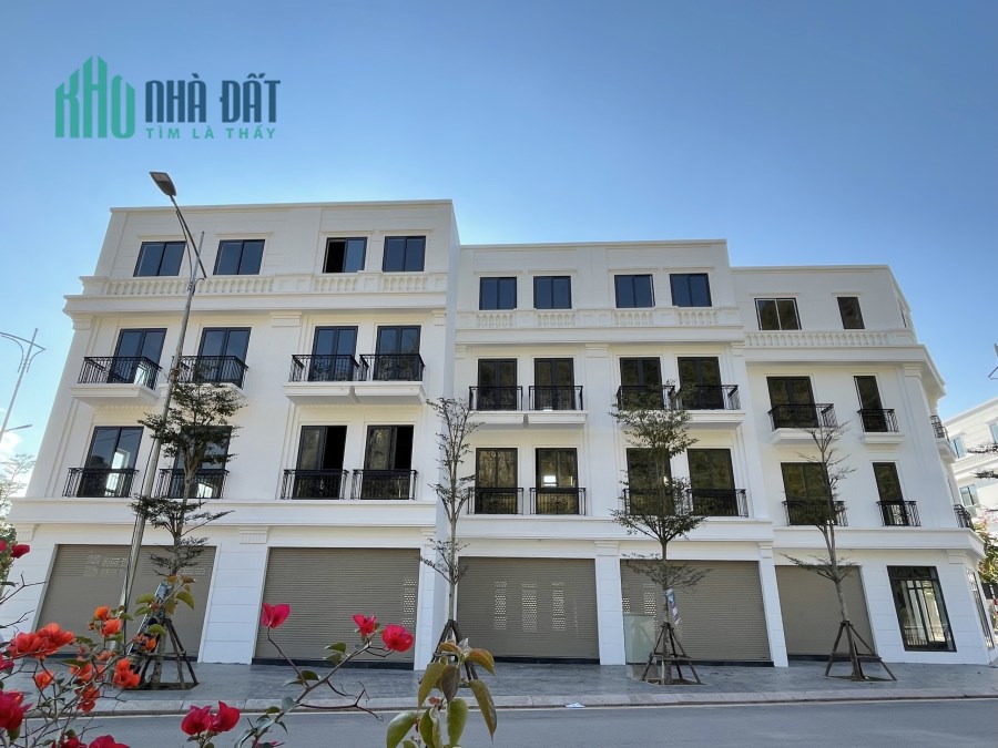 Bán nhà 4 tầng xây sẵn view trực diện công viên thể thao 15000m2
