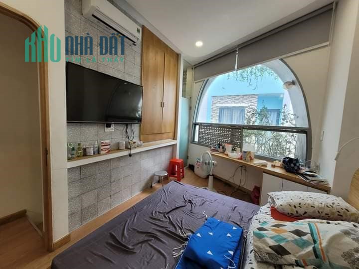 Thiết kế bởi KTS, HXT, 3 tầng, khu vòng xoay Lê Đại Hành, giá ngoài 6 tỷ.