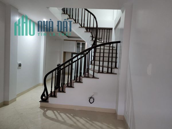 Bán nhà ở Nam Dư, 3 bước ra ô tô, tương lai cực sáng, 40m2 x 6T x 3.2m MT Giá 3.4 tỷ