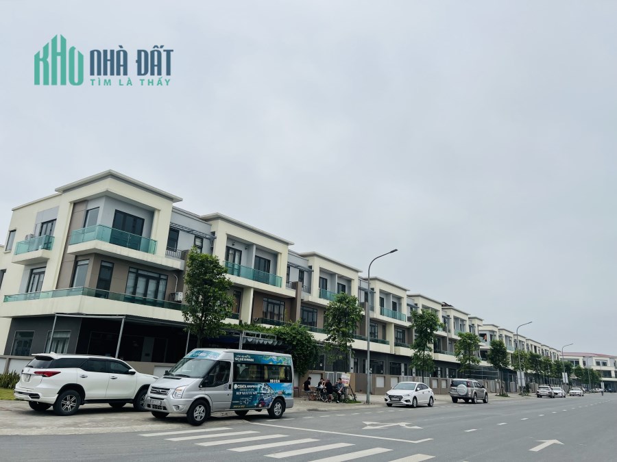 Vị trí đắc địa gần ngay đường cao tốc HN-BG, bán căn shophouse trên phố đi bộ