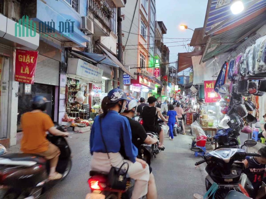 Bán nhà mặt phố Khương Trung, Cổng chợ, Kinh doanh sầm uất