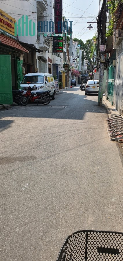 Bán nhà hẻm xe hơi, ngay cạnh Quận 3, 4x10m, nhỉnh 5 tỷ