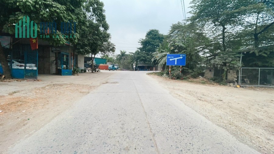 Bán đất miếu thượng , tt Hương canh, Bình xuyên. mặt ĐT 303 . 97,5m2, giá: 2,7x Tỷ. Liên hệ: