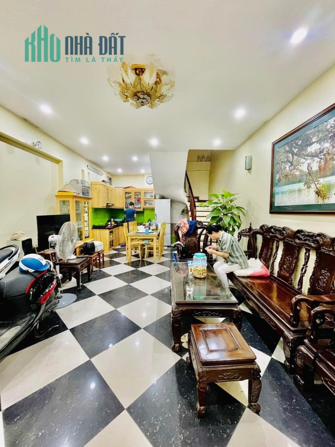 Bán nhà Hoàng Mai - Lô góc - Sát ô tô - Diện tích 40m2 x 5T - Ngõ 3m - Hơn 3 Tỷ.