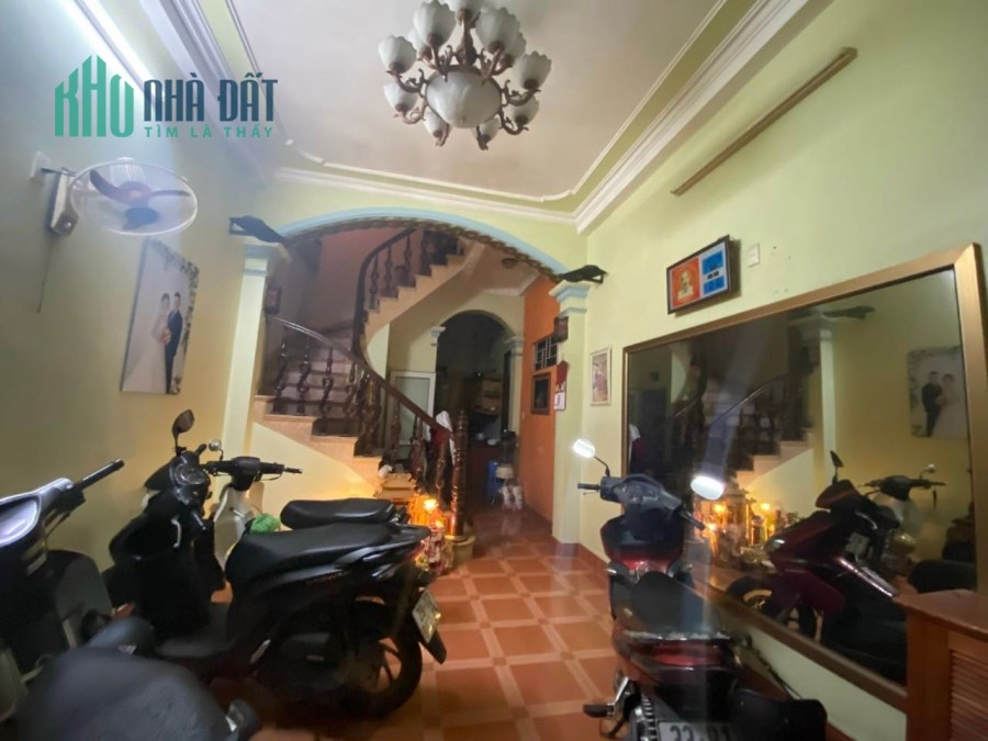 Bán nhà Lô góc ở Tây Trà, Hoàng Mai, xe tải đỗ cửa, 60m2 x 3T x 4.5m MT Giá 5.3 tỷ