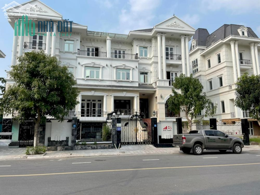 Bán Biệt Thự Mặt Phố Nguyễn Đình Thi Đường Ven Hồ Tây 333m2-3 Tầng-Mt 22m-90 Tỷ