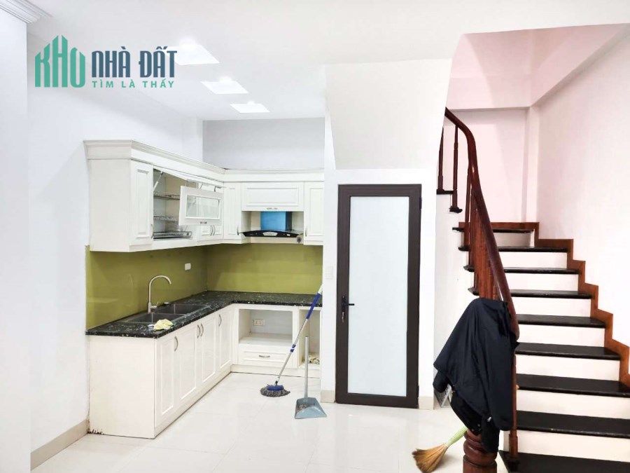Bán nhà Nguyễn Văn Cừ, 36m2x5 tầng, 3.7 tỷ, Lh: 0965492571…zalo