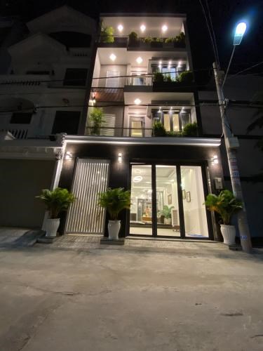 BÁN NHÀ CẦU GIẤY, NGAY MP NGUYỄN VĂN HUYÊN, 170M2, MT 12M, Ô TÔ VÀO NHÀ, PHÙ HỢP VP, CHCC