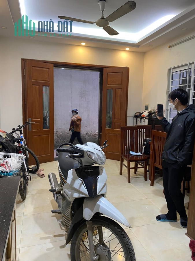 BÁN GẤP NHÀ TẬP THỂ TẦNG 1 PHỐ LINH LANG 90M2 3 PHÒNG NGỦ, 15M RA PHỐ- GIÁ 2,99 TỶ