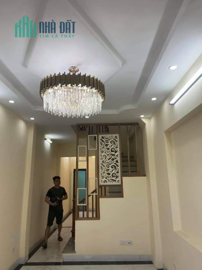 Bán nhà ở Lĩnh Nam sẵn về ở luôn, 2 xe tải đỗ cửa, SĐCC, 40m2 x 4T, Giá: 4.25 tỷ