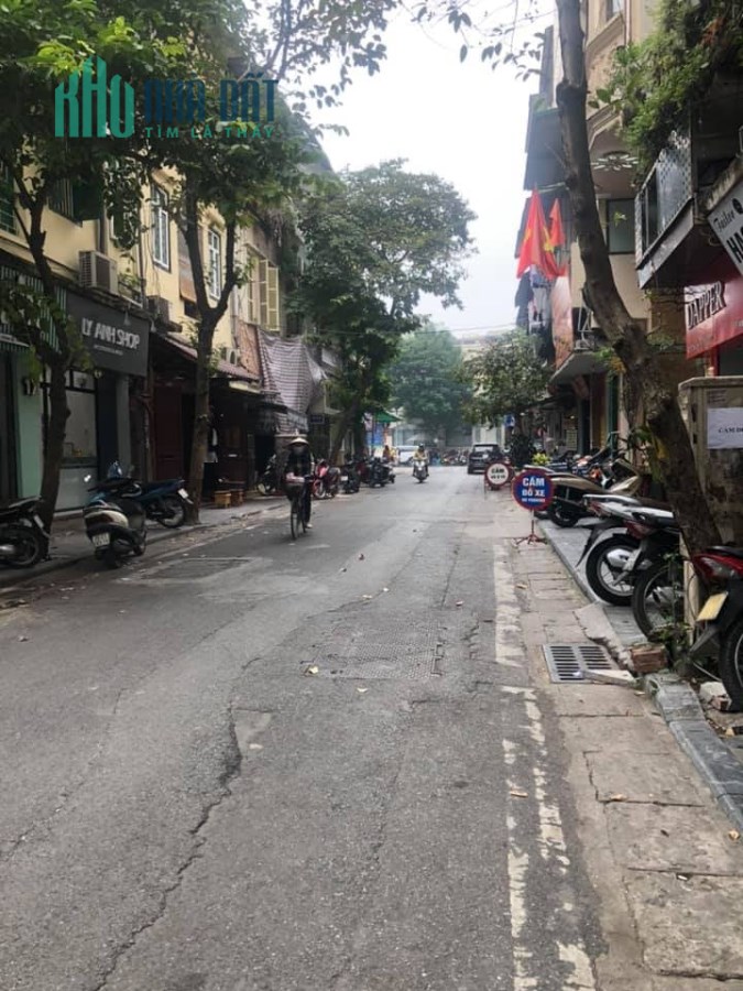 Gia đình tôi cần bán gấp nhà Mặt phố Chân Cầm giá 265 tỷ, 550m2, MT 12m, KD lớn