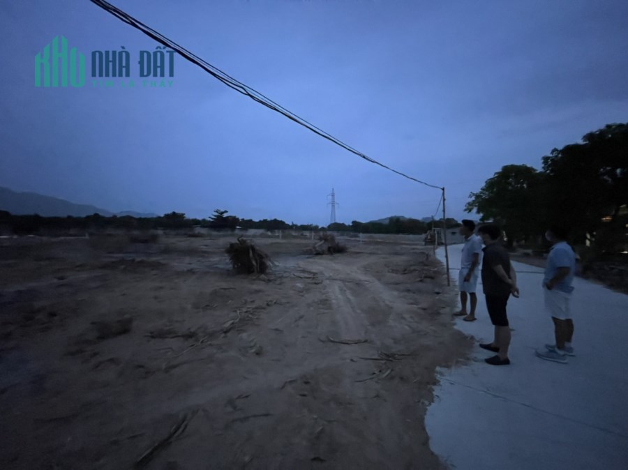 Chính chủ bán 1653,4m2 đất huyện Cam Lâm, SHR, chỉ 3.5 tỷ. Lh:0975627364.