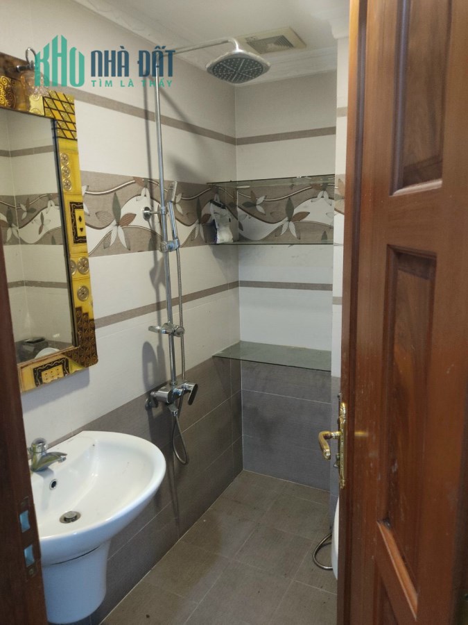 Cho thuê Mặt bằng trệt lửng 160m2 MT 192 Trần Quang Khải, Tân Định, Q1, 50tr/th. Lh;0934987299.