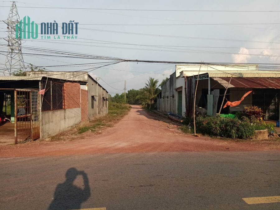 Hôm nay Tấn, giới thiệu đến anh chị một lô đất, ngang 22m và thích hợp xây nhà làm vườn nghỉ dưỡng.