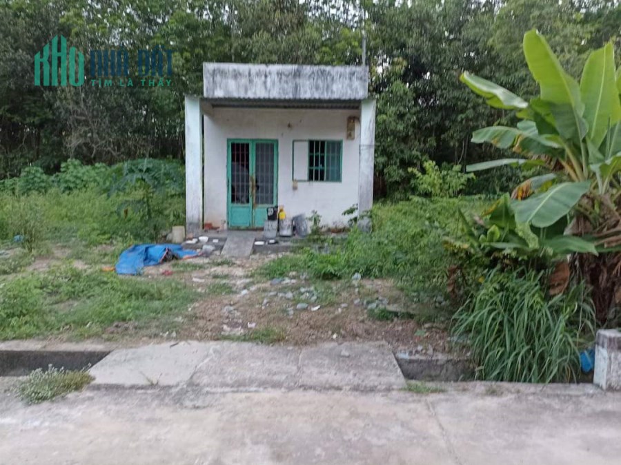 Em có một lô đất có sẵn nhà cấp 4 giới thiệu đến anh chị, DT hơn 200m2 và có 100m thổ cư.