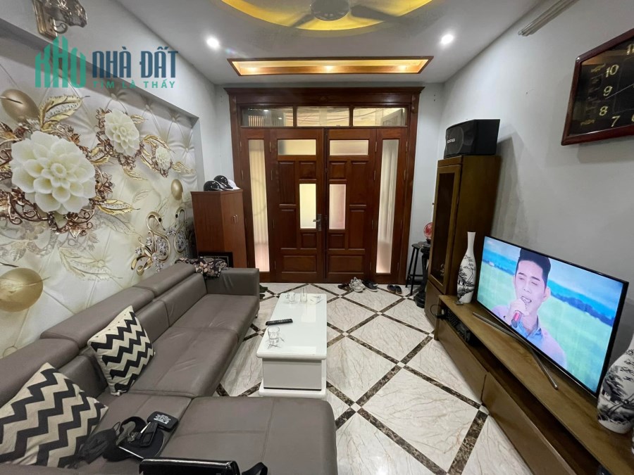 Bán gấp nhà ngõ 371 Kim Mã giá 6.6 tỷ, 62m2, oto đỗ gần