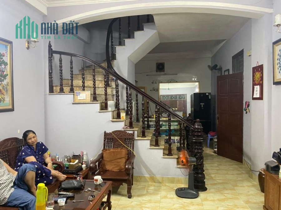 Bán nhà  Nguyễn Văn Cừ 60m2x3.5tầng, mặt tiền 4m, giá 2 tỷ Long Biên