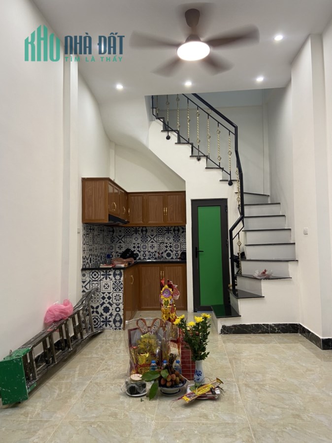 Bán Căn hộ tập thể tầng 2 phố Quỳnh Mai giá 2.2 tỷ, 65m2, NT cơ bản