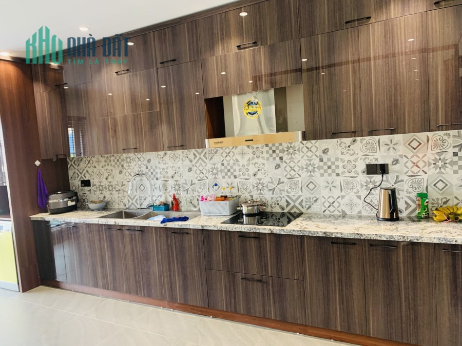 Bán gấp nhà mặt Phố Ngọc Lâm quận Long Biên 60m, 5 tầng, 15.5 tỷ.