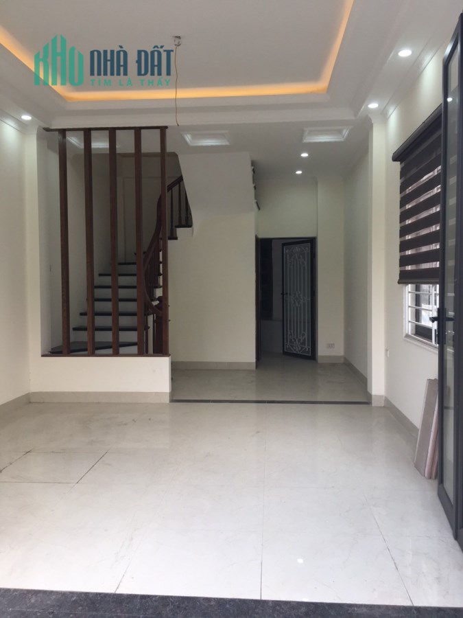 Nhà mới Cổ LInh ô tô đỗ cửa 40m2 5 tầng cần bán nên chỉ có 3,1 tỷ