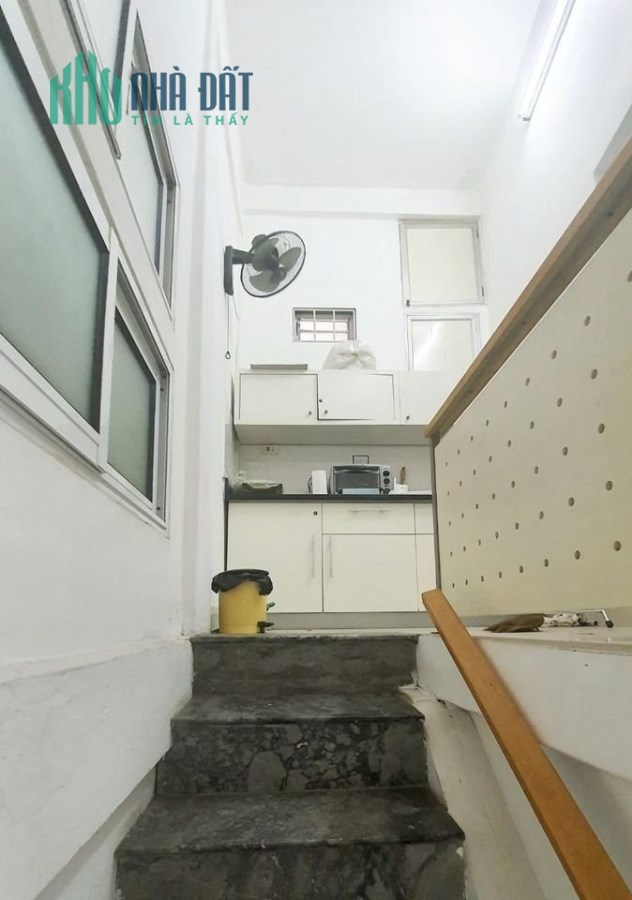 Bán nhanh nhà tại khu phố nổi tiếng Hàng Đậu, 50m2 cùng mặt tiền 5.3 m, chỉ tầm 6 tỷ