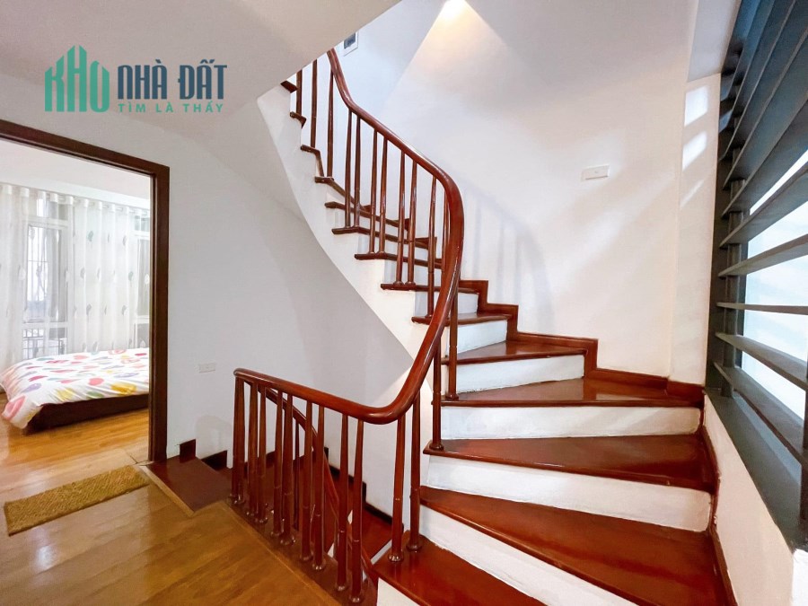 Gia đình bán Khu PL Kim Đồng giá 9.8 tỷ, 40mx7T, Ôto vào