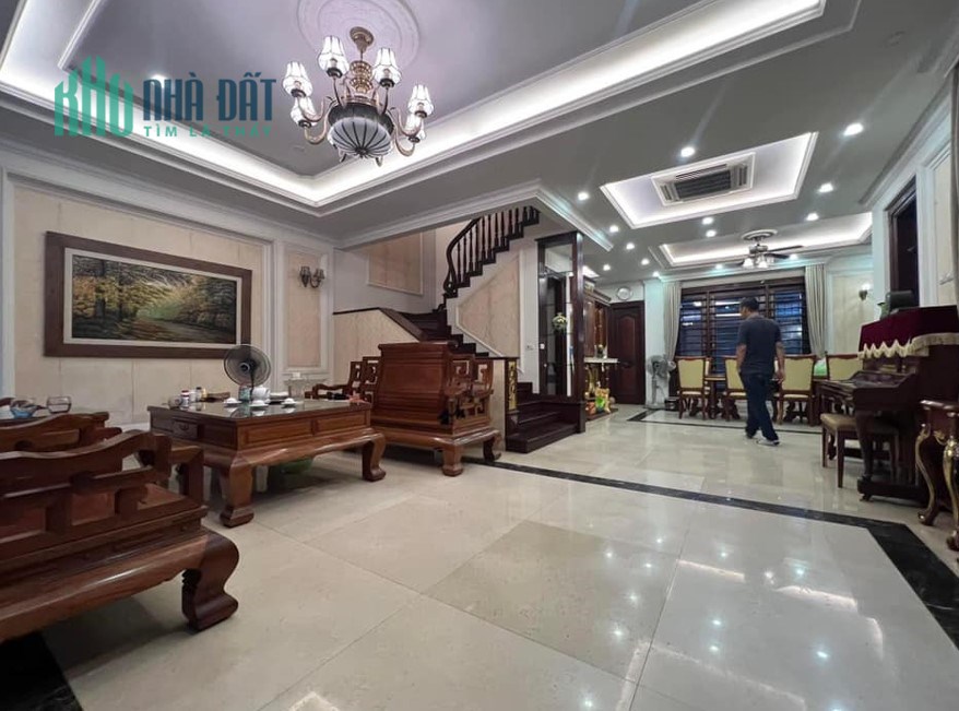 Của hiếm! Bán nhà Mặt Phố NGHĨA TÂN 70m2, Mt 5M, Giá 17.5 Tỷ.