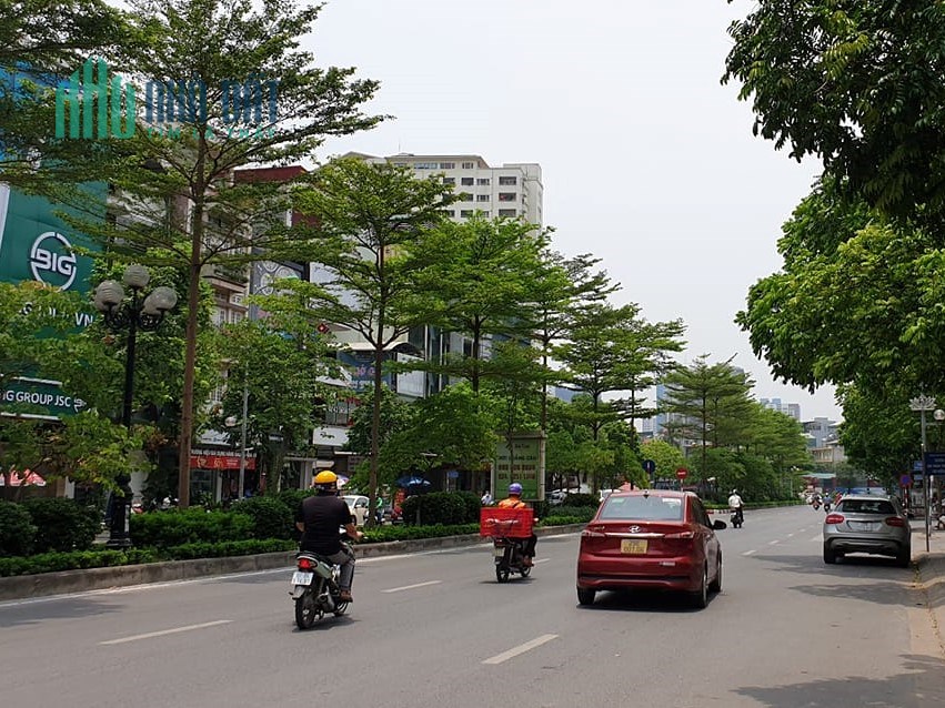 CHO THUÊ NHÀ MẶT PHỐ TRUNG KÍNH, MẶT TIỀN 6M, TỔNG DIỆN TÍCH 390M²