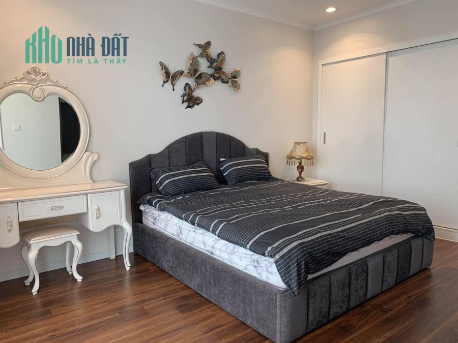 Cần bán căn hộ chung cư 4 phòng ngủ tại Royal City, giá cả thương lượng hợp lý