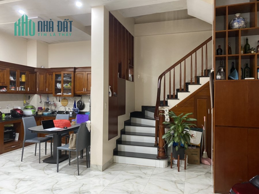 Căn nhà gần 100m2 cần tìm chủ tại Cầu Giấy gần nhiều trường đại học, vừa ở vừa kinh doanh cho thuê