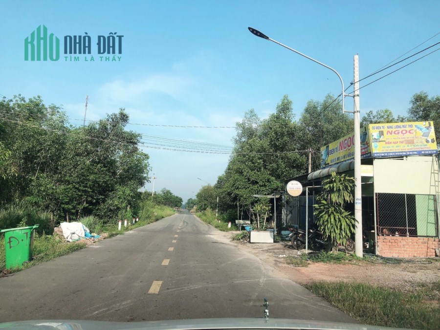 Bán đất mặt tiền nhựa DH704, 24m ngang và 100 thổ cư, sổ hồng riêng, thích  hợp kinh doanh.